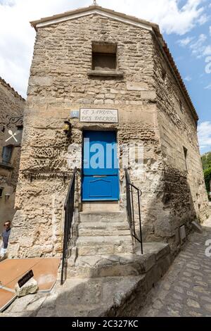 Les Baux de Provence, Frankreich - 26. Juni 2017: Straße im mittelalterlichen Dorf von Les Baux. Les Baux wird jetzt über ganz des Fremdenverkehrs; relyin Stockfoto