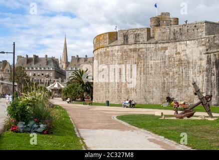 St. Malo, Frankreich - 14. September 2018: Die Stadtmauern und Häuser von St. Malo in der Bretagne, Frankreich Stockfoto