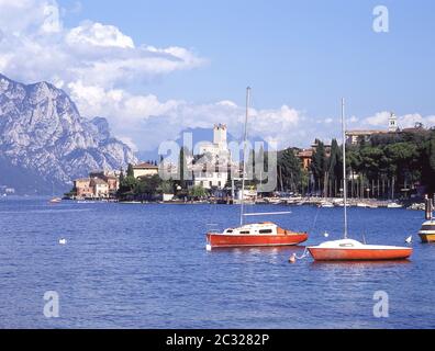 Boote im Hafen am Gardasee, Malcsene, Provinz Verona, Region Venetien, Italien Stockfoto