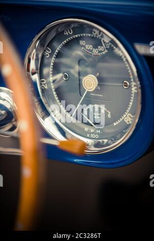 Farbe Nahaufnahme des Tachometers am Armaturenbrett einen Oldtimer. Stockfoto