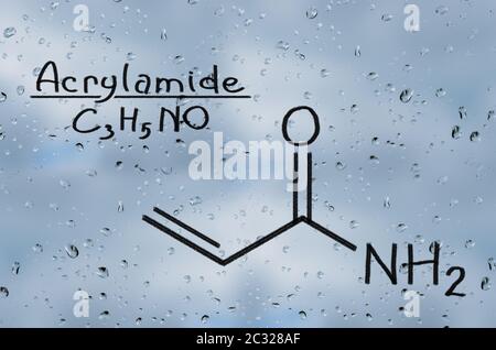 Strukturelle Modell von Acrylamid auf dem Glas mit Regentropfen. Stockfoto