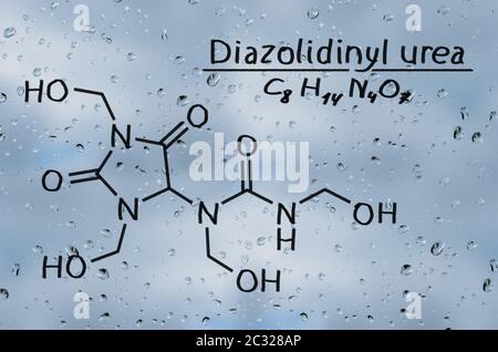 Strukturelle Modell der Diazolidinyl Urea auf dem Glas mit Regentropfen. Stockfoto