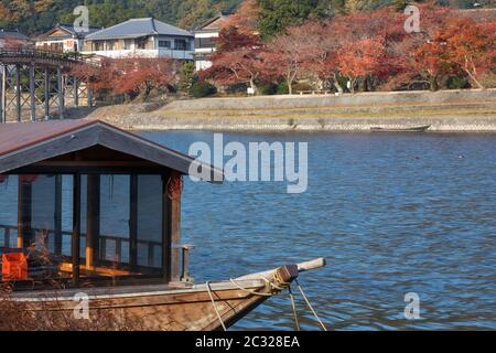 Wasen Boot und Kintai Brücke über Nishiki Fluss in Iwakuni. Japan Stockfoto