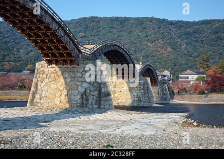 Die berühmte historische Holzbogen Kintai Brücke in Iwakuni Stadt im Herbst, Japan Stockfoto