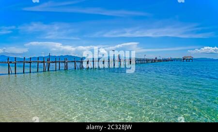 Hölzerne Pier erstreckt sich auf das Meer Stockfoto