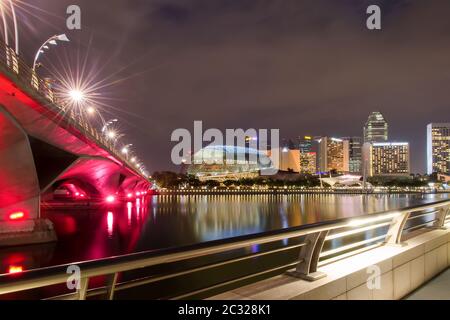 Der Blick über die Bucht auf die Singapur Nachtbrücke, Wolkenkratzer und helle Lichter Stockfoto