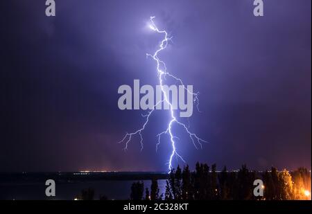 Blitze über die Wolga. Volgograd. Russland Stockfoto