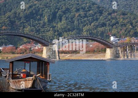 Wasen Boot und Kintai Brücke über Nishiki Fluss in Iwakuni. Japan Stockfoto