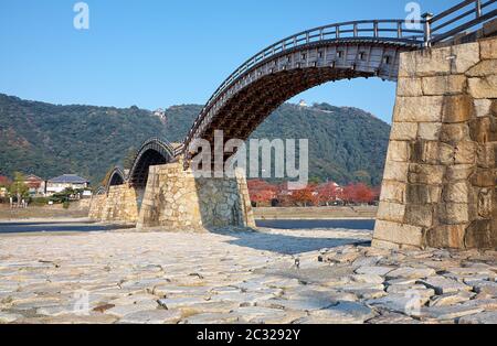 Die berühmte historische Holzbogen Kintai Brücke in Iwakuni Stadt im Herbst, Japan Stockfoto