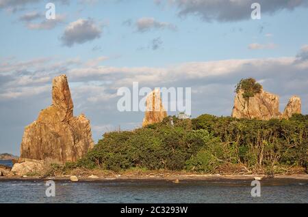 Hashigui-iwa (Bridge Pillar Rocks) am Kushimoto. Präfektur Wakayama. Honshu. Japan Stockfoto