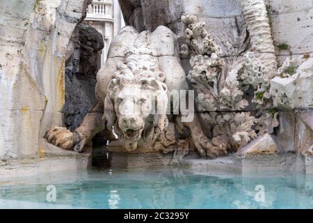 Detail der Löwenstatue am berühmten Brunnen der vier Flüsse. Navona-Platz in Rom. Italien. Stockfoto