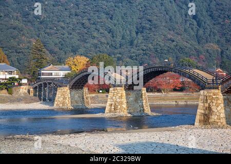 Kintai Brücke in Iwakuni Stadt im Herbst, Japan Stockfoto