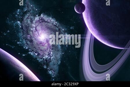 Wunderschöne kosmische Landschaft. Planeten im violetten Licht der Galaxie irgendwo im tiefen Raum. Science-Fiction Stockfoto