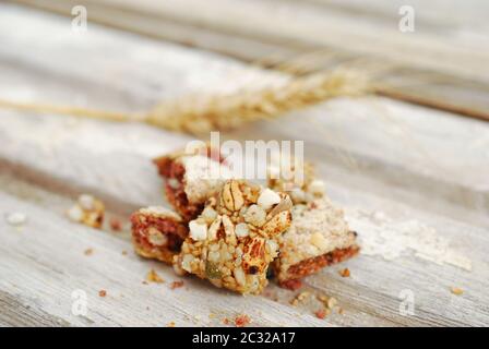 Stücke von einem süßen Cornflakes und Müsli Ohren auf einem alten Holz Stockfoto