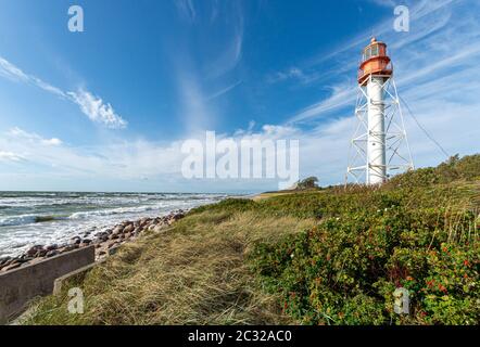 Die steinigen Ufer in der Nähe des Leuchtturms. Lettland Stockfoto