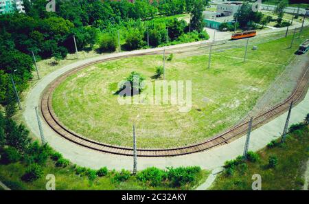 Straßenbahndepot, wo es Straßenbahnen gibt. Straßenbahnen auf dem Gelände des Straßenbahndepots. Luftdrohnenansicht. Stockfoto