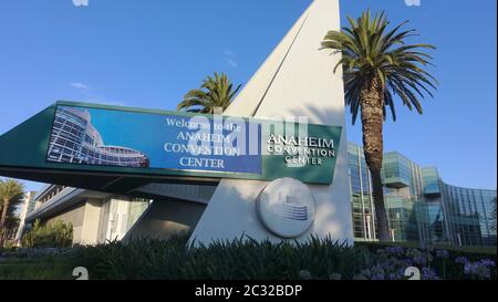 Anaheim Convention Center von Westen aus gesehen, mit Welcome Signage und Palmen vor blauem Himmel Stockfoto