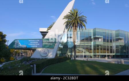 Anaheim Convention Center von Westen aus gesehen, mit Welcome Signage und Palmen vor blauem Himmel Stockfoto