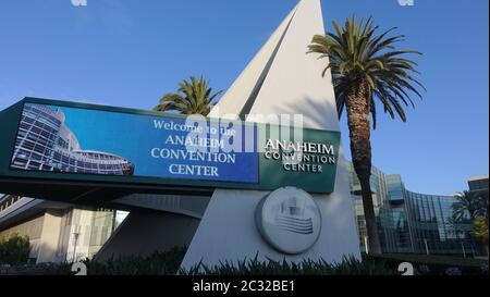 Anaheim Convention Center von Westen aus gesehen, mit Welcome Signage und Palmen vor blauem Himmel Stockfoto