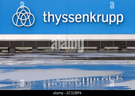 Schild mit Logo am Hauptsitz von ThyssenKrupp, Essen, Ruhrgebiet, Deutschland, Europa Stockfoto