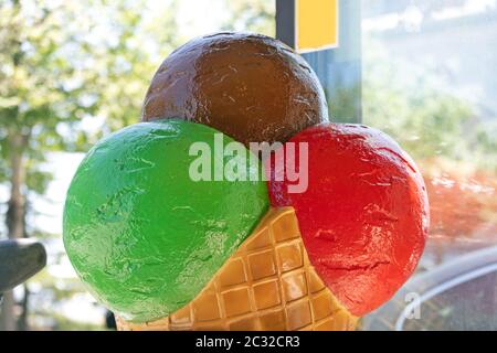 Drei große Kugeln Eis in Kegel Stockfoto