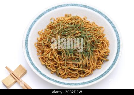 Japanisches Essen, gebratene Nudeln auf dem Teller, Yakisoba Stockfoto