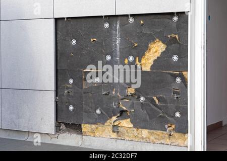 Beschädigte Schicht der Isolierung in modernes Gebäude an der Wand Stockfoto