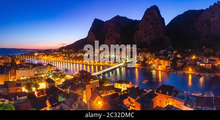 Schöne Antenne Panoramablick auf dem Fluss Cetina, die Berge und die Altstadt bei Nacht, Omis, sehr beliebter Touristenort in Kroatien Stockfoto