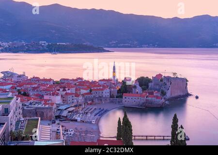 Luftaufnahme über Altstadt der montenegrinischen Stadt Budva auf der Adria bei Pink sunrise, Montenegro Stockfoto