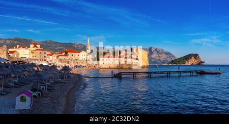 Panoramablick auf die Altstadt von Budva in Montenegro Stadt an der Adria, Montenegro Stockfoto