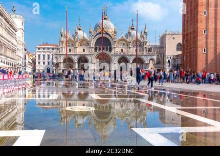 Dom der Basilika von Saint Mark und der Piazza San Marco, dem Markusplatz, überflutet von Hochwasser während der acqua alta Was bedeutet hohe Wasser, Venedig, Italien Stockfoto