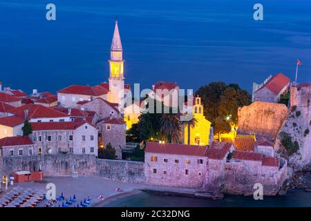 Antenne Nacht Blick auf Saint Ivan und Heilige Dreifaltigkeit Kirchen in der Altstadt der montenegrinischen Stadt Budva auf der Adria, Montenegro Stockfoto