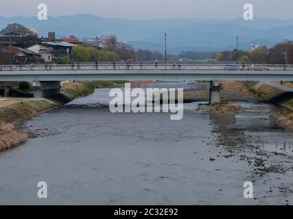 Fahrzeuge auf einer Brücke über den Kamo-Fluss, Kyoto, Japan Stockfoto