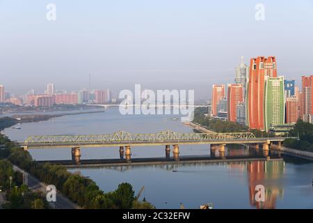 Pjöngjang, DPR Korea Nordkorea und Taedong River im Morgennebel. Blick auf moderne Wohnanlage auf der Othat Kangan Straße vom Yanggakd Stockfoto