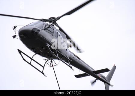 Ein Frachthubschrauber auf der Eisenbahnbaustelle KÃ¶dann Masttransport Stockfoto