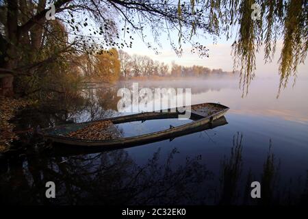 Kahn am Ufer des Erlich-Sees bei Oberhausen-Rheinhausen Stockfoto