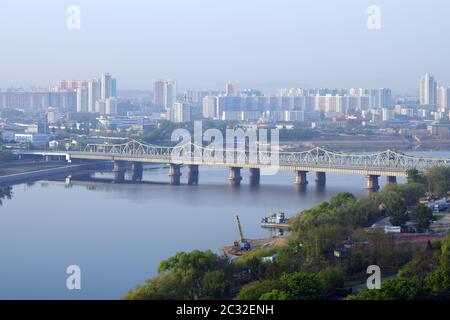 Pjöngjang, Nordkorea, Nordkorea. Brücke über den Taedong-Fluss von der Yanggakdo-Insel und Skyline bei Sonnenaufgang Stockfoto