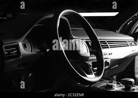 Moderner Luxus prestige Auto Interieur, Armaturenbrett, Lenkrad. Schwarze Lederausstattung. Stockfoto