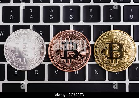 Münzen bitcoin Geld Währung finanzielle auf Laptop Tastatur Stockfoto