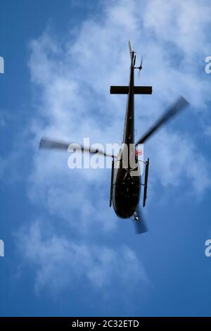 Ein Frachthubschrauber auf der Eisenbahnbaustelle KÃ¶dann Masttransport Stockfoto