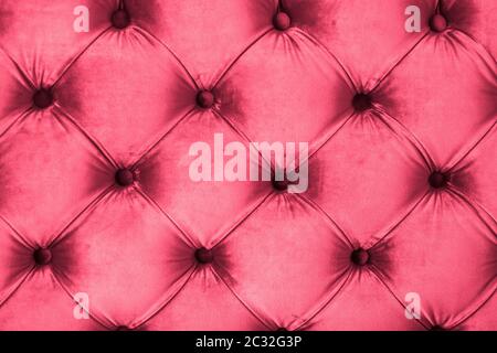 Rosa Luxus Velours gesteppte Sofa Polsterung mit Knöpfen, elegante Wohnkultur Textur und Hintergrund Stockfoto