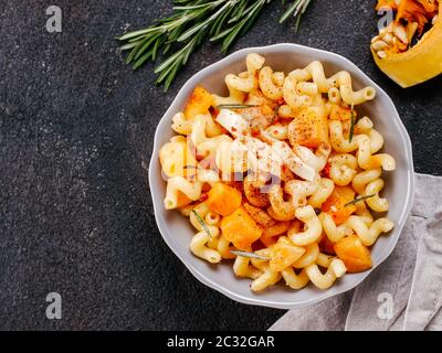 Fusilli mit Kürbis, Rosmarin und Brie Stockfoto