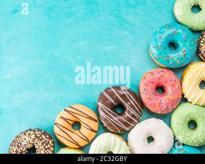 Donuts auf blauem Hintergrund, Kopieren, Ansicht von oben Stockfoto