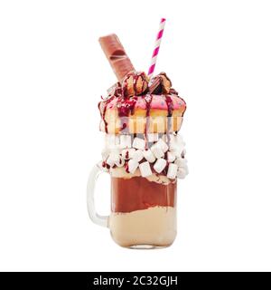 Freakshake mit Donuts isoliert auf weißem Stockfoto