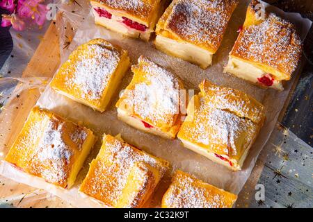 Karpatka - ein köstlicher polnischer Puddingkuchen Stockfoto