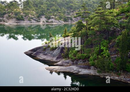 Erstaunliche Landschaft des Samilpo Sees. Wunderbare Reflexionen und Seeufer. Es ist eines der Nordkoreas benannten Naturdenkmäler Stockfoto