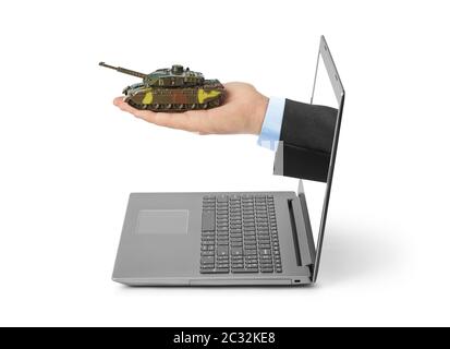Hand mit panzer und Notebook Stockfoto