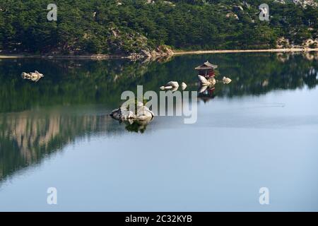 Erstaunliche Landschaft des Samilpo Sees. Wunderbare Reflexionen und kleine Pavillon. Es ist eines der Nordkoreas benannten Naturdenkmäler Stockfoto