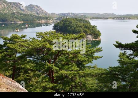 Erstaunliche Landschaft des Samilpo Sees. Wunderbare Reflexionen und kleine Insel. Es ist eines der Nordkoreas benannten Naturdenkmäler Stockfoto