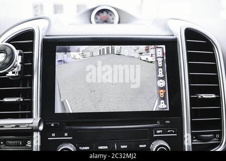 Arbeiten von Front-und Seitenkameras von Surround 360 Grad-View-System. Bildanzeige auf der Haupteinheit. Multimedia im Auto. Hilfe bei Optionen in Premium-Automobil Stockfoto